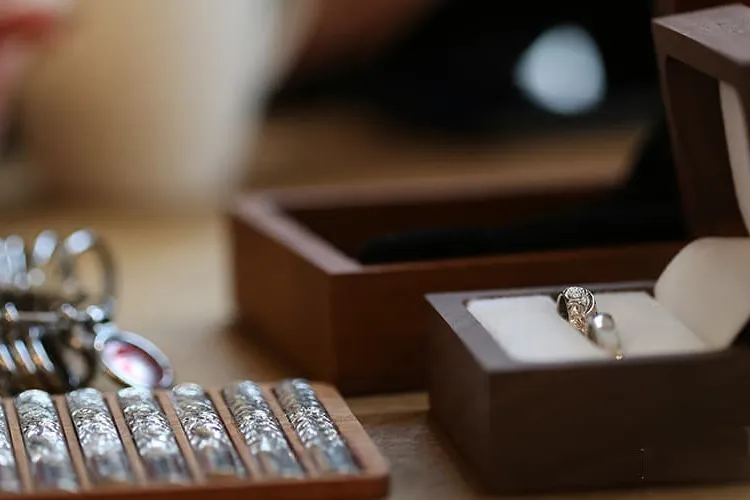 木箱に入ったプアアリの結婚指輪
