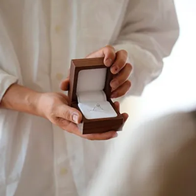 木箱に入ったプアアリのハワイアンジュエリーブライダルの指輪を開けて見せている画像